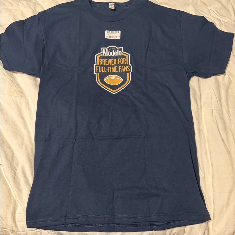 Modelo Blue Graphic T-Shirt